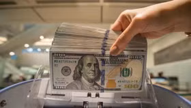 Giá USD ngân hàng và chợ đen đồng loạt vượt mốc 25.000 USD/VND