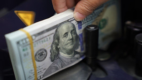 Tỷ giá hôm nay 24/10: Giá USD ngân hàng đi ngang, thị trường tự do tăng mạnh