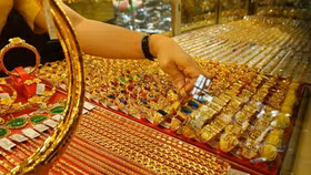 Nhà đầu tư quay cuồng trên “tàu lượn” giá vàng