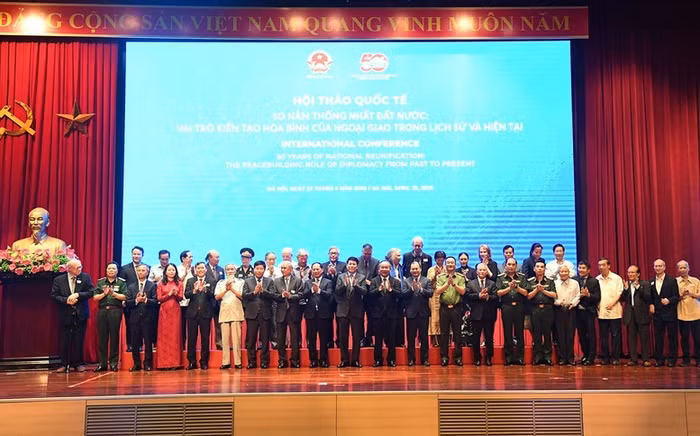 Chủ tịch nước Lương Cường và Phó Thủ tướng Bùi Thanh Sơn chụp ảnh lưu niệm với các đại biểu dự hội thảo - Ảnh: VGP/Hải Minh