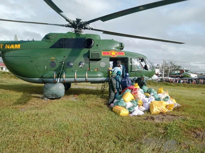 Trực thăng hỗ trợ vùng bị cô lập sáng 23/11 (Ảnh: Lê Tâm)