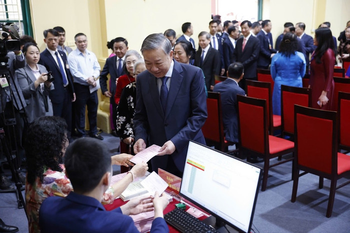 Tổng Bí thư Tô Lâm nhận thẻ cử tri để thực hiện quyền bầu cử. Ảnh: Báo Chính phủ.