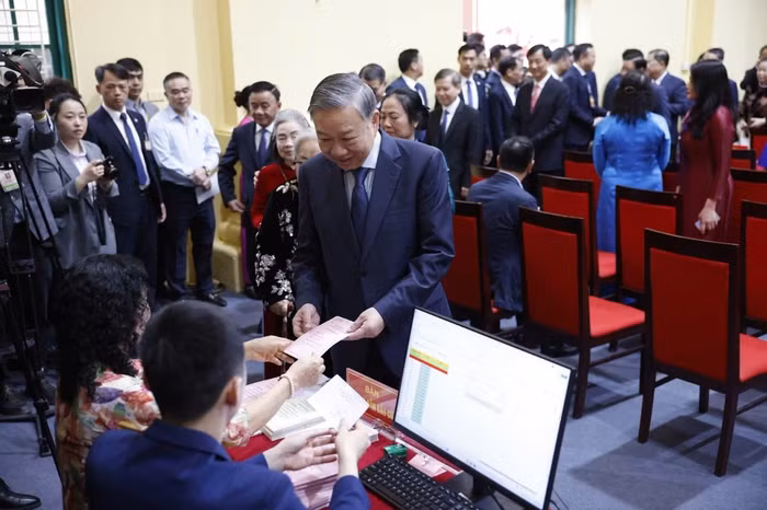 Tổng Bí thư Tô Lâm nhận thẻ cử tri để thực hiện quyền bầu cử. Ảnh: Báo Chính phủ.