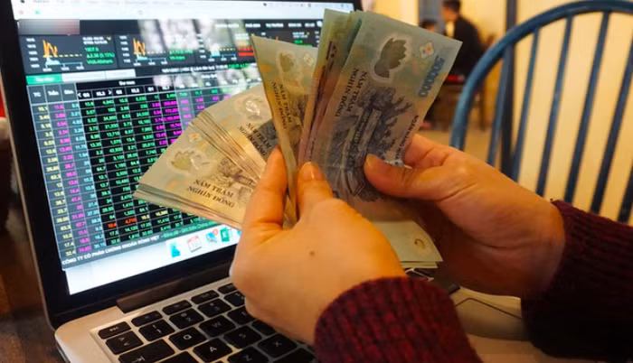 Dòng tiền bắt đáy nhập cuộc, VN-Index thoát khỏi đáy 15 tháng