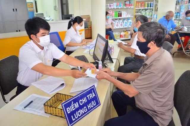Người nghỉ hưu sớm khi sắp xếp bộ máy được hưởng lương hưu và nhận thêm tiền hỗ trợ