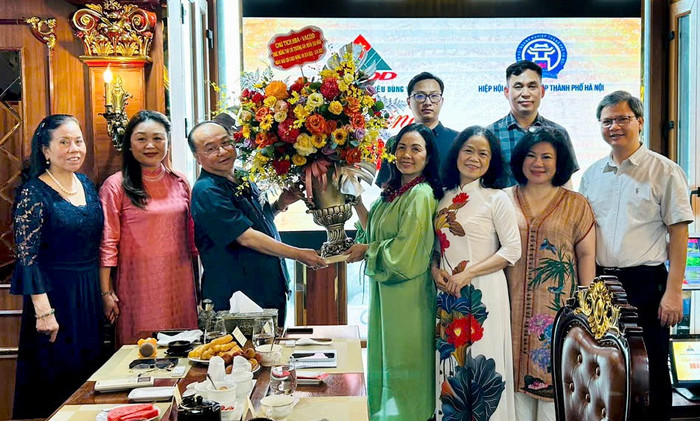 TS Nguyễn Hồng Sơn, Chủ tịch VACOD-HBA cùng các Lãnh đạo hai hiệp hội VACOD-HBA tặng hoa và chúc mừng Tạp chí Thương gia nhân Ngày Báo chí cách mạng Việt Nam 21/6