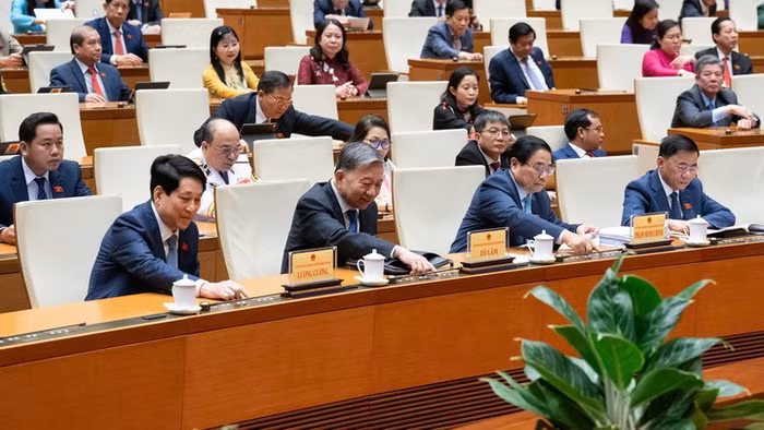 Lãnh đạo Đảng, Nhà nước và các đại biểu Quốc hội biểu quyết thông qua Nghị quyết Kỳ họp thứ 8, Quốc hội khóa XV. (Ảnh: quochoi.vn)