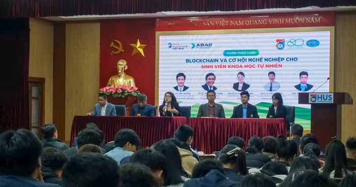 Các diễn giả chia sẻ góc nhìn về tiềm năng của công nghệ blockchain