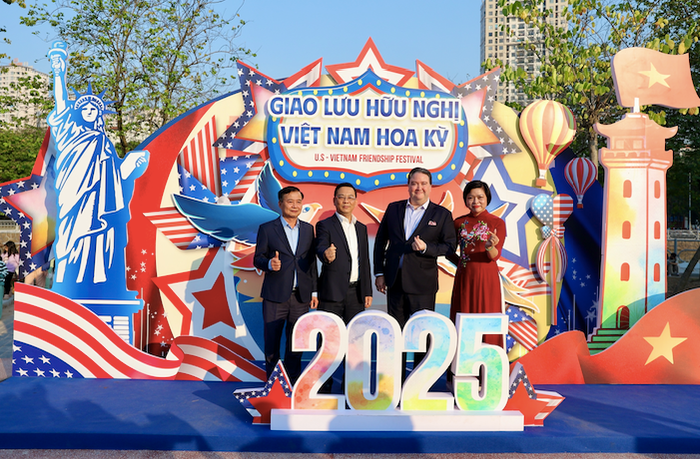 Các đại biểu chụp ảnh chung tại sự kiện