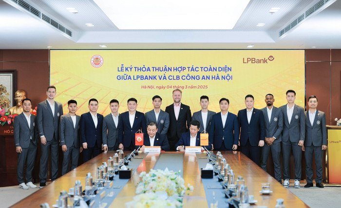 Ông Vũ Quốc Khánh, Tổng Giám đốc LPBank (phải) và Đại tá Trần Văn Hùng, Phó Chủ tịch Câu lạc bộ Công an Hà Nội (trái) ký kết thỏa thuận hợp tác toàn diện