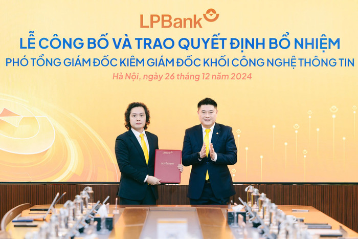 Ông Nguyễn Đức Thụy, Chủ tịch Hội đồng quản trị LPBank trao quyết định bổ nhiệm cho ông Lưu Danh Đức