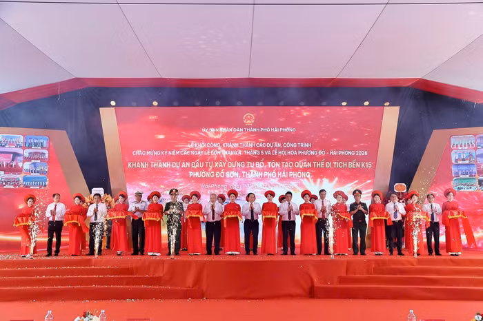 Các đại biểu thực hiện nghi thức khánh thành công trình dự án đầu tư xây dựng, tu bổ và tôn tạo quần thể di tích Bến K15