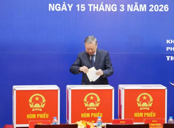 Tổng Bí thư Tô Lâm thực hiện quyền công dân, bỏ phiếu bầu đại biểu Quốc hội khóa XVI và HĐND các cấp nhiệm kỳ 2026-2031. Ảnh: Báo Chính phủ.