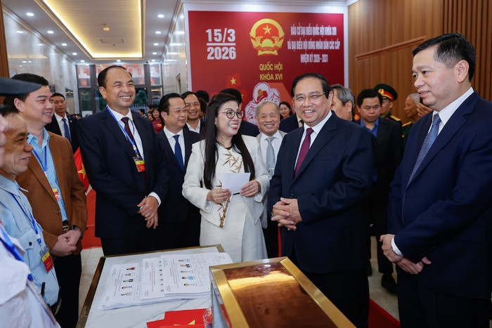 Thủ tướng Phạm Minh Chính cùng Phu nhân bỏ phiếu bầu cử tại phường Tây Hồ, thành phố Hà Nội. Toàn phường có 68.769 cử tri được phân bố trên 68 tổ dân phố với 27 điểm bỏ phiếu. Công tác tổ chức bầu cử trên địa bàn phường Tây Hồ được chuẩn bị toàn diện, chặt chẽ, tuân thủ nghiêm các quy trình, thủ tục theo quy định của pháp luật, bảo đảm các nguyên tắc dân chủ, công khai, an toàn và thuận tiện cho cử tri tham gia bầu cử. Ảnh: Báo Chính phủ.