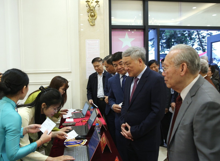 Hoà cùng không khí ngày hội toàn dân đi bầu cử, Phó Thủ tướng Thường trực Chính phủ Nguyễn Hòa Bình, Phó Chủ tịch Hội đồng Bầu cử Quốc gia thực hiện quyền công dân, tiến hành bầu cử đại biểu Quốc hội khóa XVI và đại biểu HĐND các cấp nhiệm kỳ 2026-2031 tại Đơn vị bầu cử số 2 - Khu vực bỏ phiếu số 7, phường Phúc Lợi, thành phố Hà Nội. Ảnh: Báo Chính phủ.