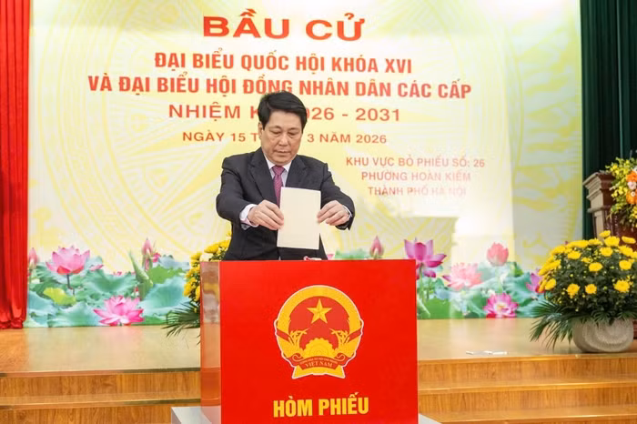 Chủ tịch nước Lương Cường thực hiện quyền cử tri tại Khu vực bỏ phiếu số 26, phường Hoàn Kiếm, thành phố Hà Nội. Cùng dự có Đại tướng Nguyễn Trọng Nghĩa, Ủy viên Bộ Chính trị, Bí thư Trung ương Đảng, Chủ nhiệm Tổng cục Chính trị Quân đội nhân dân Việt Nam. Báo Chính phủ.