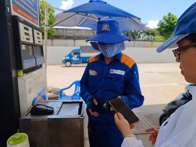 Giá xăng tăng sốc lên hơn 27.000 đồng/lít, dầu hỏa vọt lên 35.000 đồng/lít