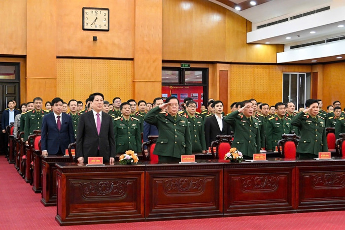 Chủ tịch nước Lương Cường; Đại tướng Nguyễn Trọng Nghĩa, Ủy viên Bộ Chính trị, Bí thư Trung ương Đảng, Chủ nhiệm Tổng cục Chính trị Quân đội nhân dân Việt Nam dự lễ chào cờ khai mạc ngày bầu cử tại Khu vực bỏ phiếu số 26, phường Hoàn Kiếm, thành phố Hà Nội. Báo Chính phủ.