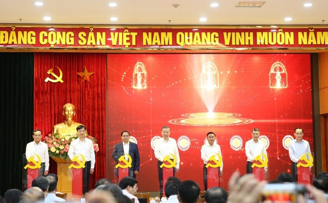 Tổng Bí thư Tô Lâm, Thủ tướng Chính phủ Phạm Minh Chính, Thường trực Ban Bí thư Trần Cẩm Tú cùng các đồng chí lãnh đạo thực hiện nghi thức nhấn nút khai trương 3 nền tảng số phục vụ triển khai Nghị quyết 57-NQ/TW