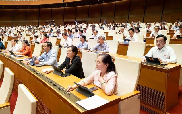 Các đại biểu bấm nút thông qua việc rút ngắn ba tháng nhiệm kỳ Quốc hội khóa 15