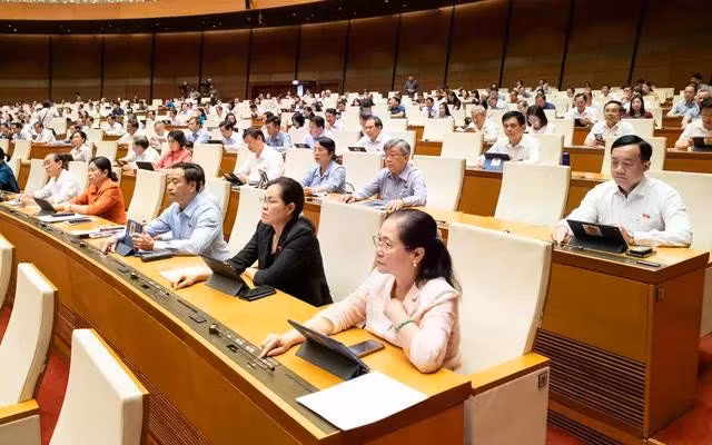 Các đại biểu bấm nút thông qua việc rút ngắn ba tháng nhiệm kỳ Quốc hội khóa 15
