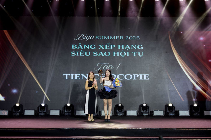 Top 1 Idol in Vietnam - Tien.chocopie, nhận cúp vinh danh Top 1 Idol in Vietnam - Tien.chocopie, nhận cúp vinh danh