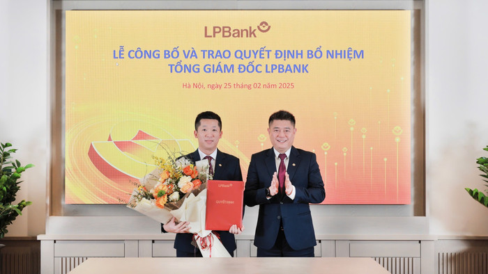 Ông Nguyễn Đức Thụy, Chủ tịch Hội đồng quản trị LPBank (phải) trao quyết định bổ nhiệm cho ông Vũ Quốc Khánh, Tổng Giám đốc LPBank 