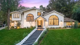 Miley Cyrus rao bán biệt thự 7,2 triệu USD ở Hidden Hills