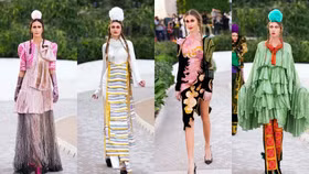 BST mới với tên gọi “Hái Mơ” của NTK Lý Quí Khánh tại triển lãm Expo- Dubai