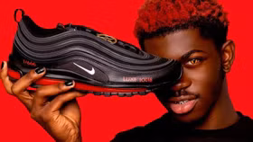 Giày chứa máu bị yêu cầu ngừng bán