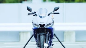 Ra mắt xe máy điện Yamaha tự lái, tự cân bằng