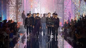 BST Dolce & Gabbana Xuân Hè 2022 - Đêm hội của sắc màu và ánh sáng