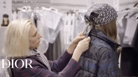Cho mái tóc thêm hoàn hảo cùng BST khăn của Dior Thu Đông 2020-2021