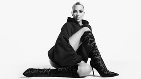 Kim Kardashian là gương mặt mới nhất của Stuart Weitzman