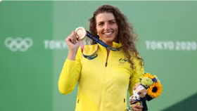 VĐV Australia giành HC đồng nhờ dùng bao cao su vá mũi thuyền khi thi đấu