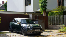 MINI Cooper S 5-Cửa Resolute Edition ra mắt thị trường Việt Nam