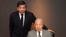 Ở tuổi 100, tỷ phú già nhất thế giới vẫn đến văn phòng làm việc mỗi ngày