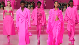 Valentino Thu Đông 2022 - Chỉ cần 1 sắc hồng nói lên đẳng cấp