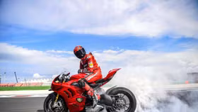 Ducati Panigale V4 2022 mạnh mẽ nhiều trang bị công nghệ hơn