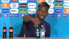 Tiếp nối CR7, Pogba dẹp chai bia trên bàn họp báo