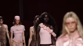 Gợi cảm và táo bạo như những năm 2000 ở Milan Fashion Week