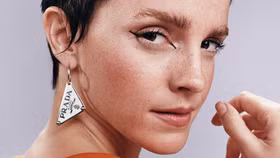 Emma Watson là gương mặt đại diện mới nhất của Prada Beauty