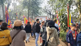 Dòng người chen chân lên đỉnh ngàn Nưa