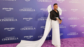 Billy Porter diện đầm đính nơ, nổi bật trên thảm đỏ ra mắt Cinderella