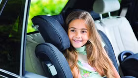 Những lưu ý khi trẻ em ngồi trên xe ô tô cha mẹ nên biết