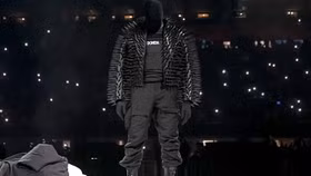 Bên cạnh album mới, Kanye West ra mắt các sản phẩm Merch cùng Balenciaga