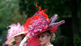 Những kiểu mũ ấn tượng ở lễ hội đua ngựa Royal Ascot