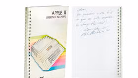 Hướng dẫn sử dụng Apple II do Steve Jobs ký tên được đấu giá 18 tỷ VNĐ