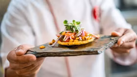 Nghệ thuật phục vụ món ăn siêu nhỏ tại các nhà hàng cao cấp