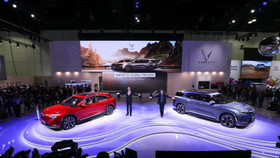 Cận cảnh VinFast VF-E35 và VF-E36 đang ra mắt tại Los Angeles Auto Show 2021